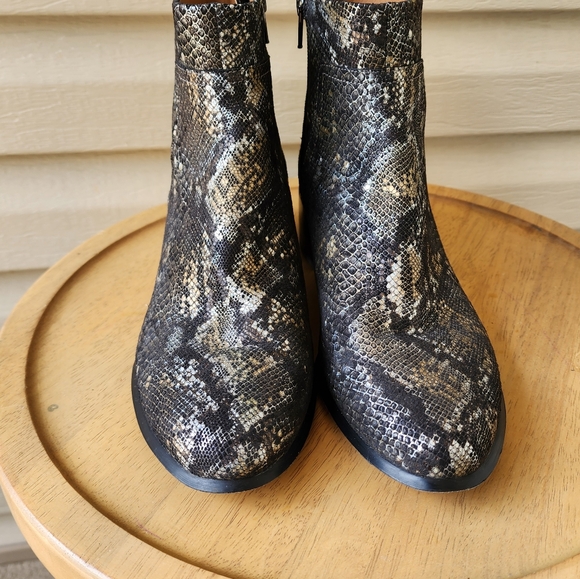 Vionic Kamryn snake print booties size 8.5 - Picture 5 of 13